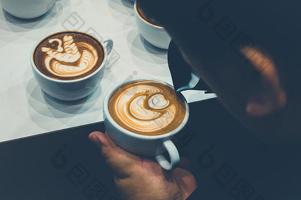 用美丽的拿铁咖啡艺术形式制作咖啡杯的过程。