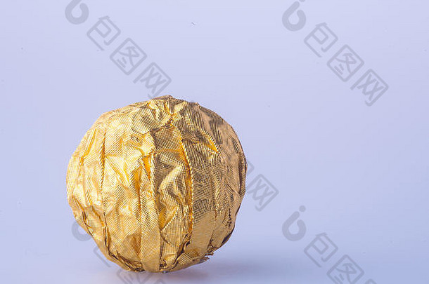 背景为金箔纸的巧克力球
