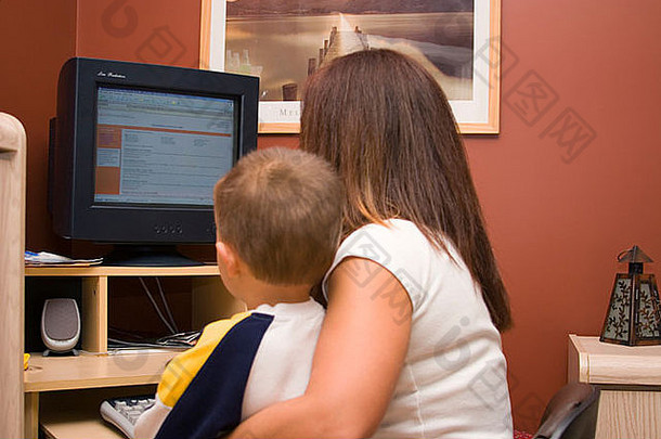 母亲和孩子在家里使用电脑