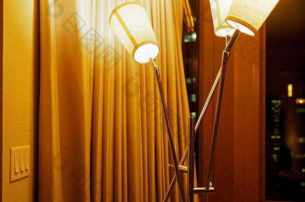 旅馆房间内部的灯和窗帘