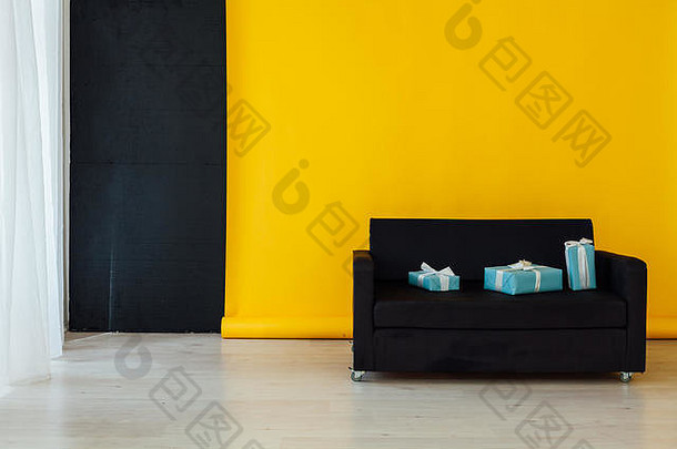 黑色的沙发礼物室内房间黄色的背景