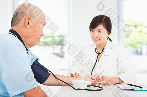 医生测量血压力高级男人。首页