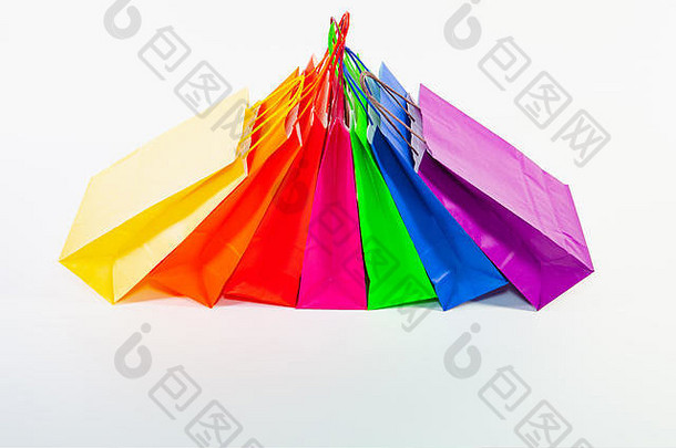 白色背景上隔离的一套彩色空购物袋。销售、消费主义、广告和零售概念。许多五颜六色的购物袋