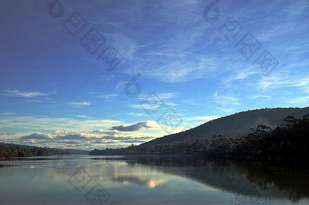 澳大利亚塔斯马尼亚湖摇篮山的和平倒影