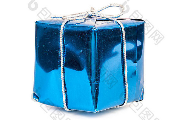 带有银丝带的蓝色礼品盒，隔离在白色背景上，带有剪贴路径