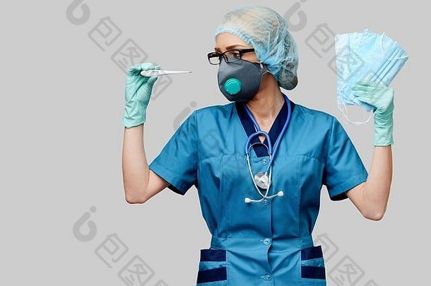 带听诊器的女医生戴着防护面罩和乳胶手套，背景为浅灰色，手持温度计