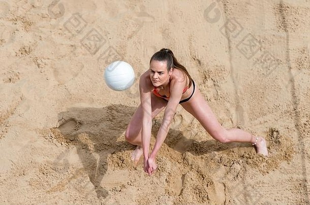 女子沙滩排球运动员发球时的俯视图