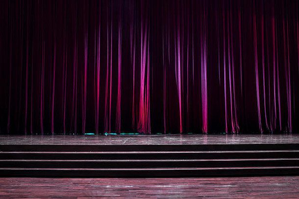戏院里用梯子和红色窗帘搭建的木制舞台。