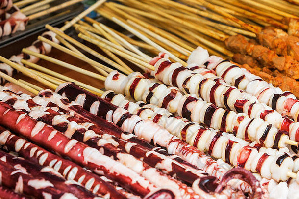 香港大屿山大澳一家街头食品店的海鲜串
