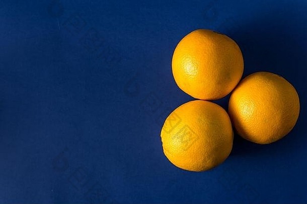 玻璃新鲜的汁橙色经典时尚的蓝色的背景条纹吸管