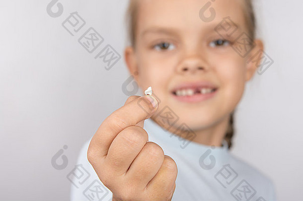 六岁小女孩展示她掉下来的乳牙