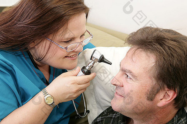 家庭保健护士用验光镜检查病人的眼睛