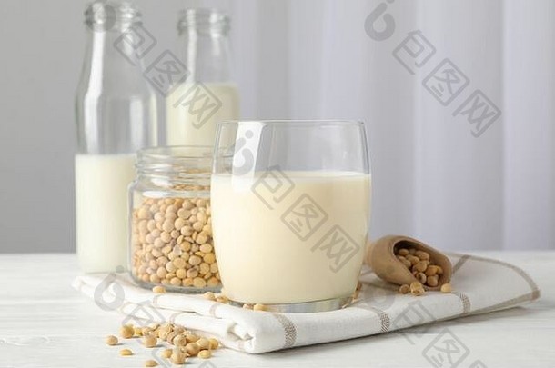 一杯豆浆、<strong>大豆</strong>种子、白色背景的牛奶瓶、文本空间