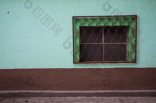 危地马拉绿色和棕色墙上的窗户