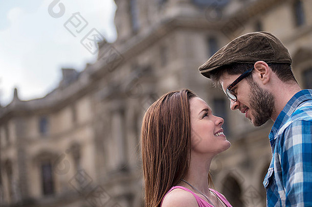 一对夫妇凝视着对方的眼睛，注视着一座历史名城的街道。