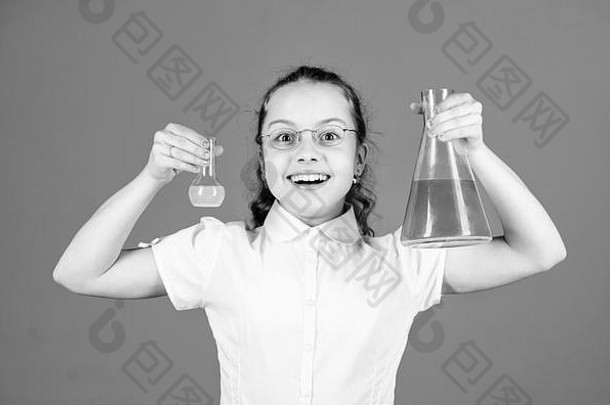 女学生化学液体童年教养知识信息试验位小孩子研究教育概念化学有趣的基本知识知识一天