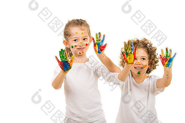 两个女孩在白色背景上分别展示彩色的手