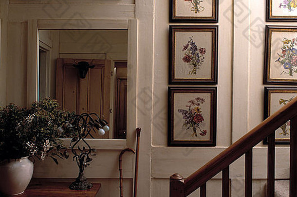 带餐桌和椅子的奶油色镶板大厅墙上的花卉图片集