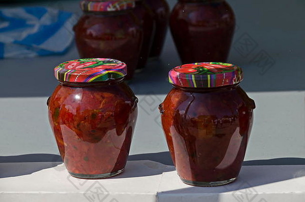 保加利亚索非亚，玻璃罐，传统经典辣味萨尔萨番茄、辣椒、大蒜和胡椒