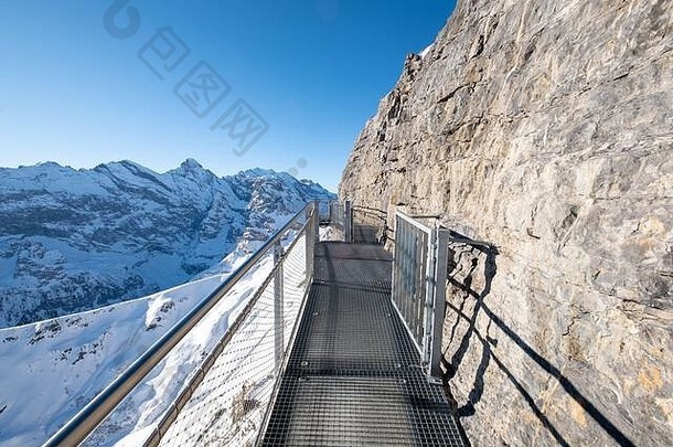 瑞士阿尔卑斯山Schilton附近的Birg惊险步行。这是一<strong>条</strong>建在悬崖边的钢铁<strong>通道</strong>，下面有一个垂直的下降点。