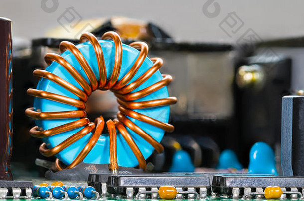 蓝色的线圈<strong>核心</strong>铜线绕组集成电路环形电感器细节微芯片电子组件印刷电路板电工技术