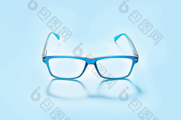 蓝色背景上的蓝色方形眼镜。彩色眼镜。