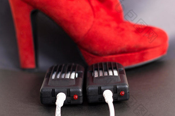 红色女靴采用电动烘干装置烘干。
