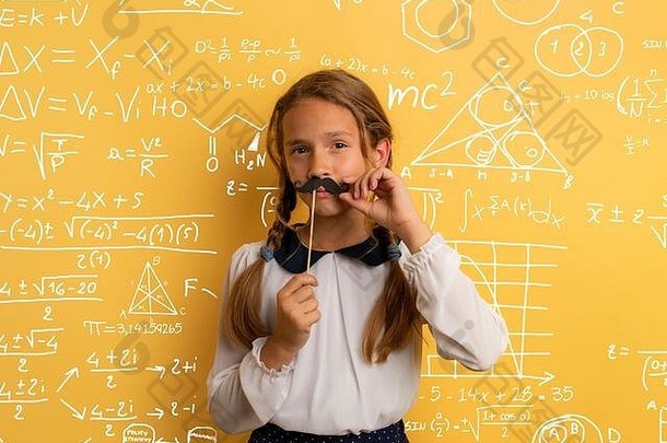 这个年轻的学生表现得像一个高级老师，想要解决一道高级数学题。黄色工作室背景