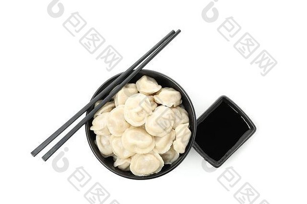 碗里有饺子、筷子和酱油，背景为白色
