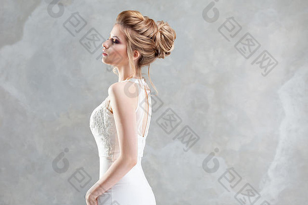 婚礼风格美丽的年轻的新娘奢侈品婚礼发型光背景