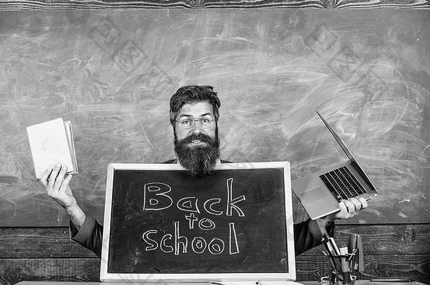 私人学校广告提高入学老师学校主要欢迎黑板上登记回来学校老师欢迎学生研究传统的现代主题研究