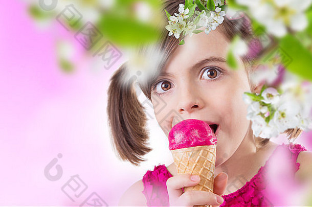 带着冰激凌和春花的可爱小女孩