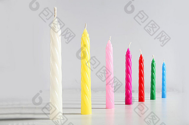 白色背景上的七支生日彩色蜡烛