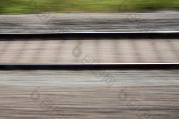 快速行驶的火车在轨道上疾驰
