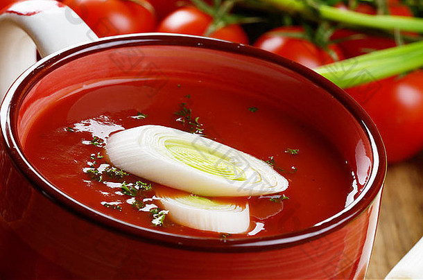 自制的西班牙冷汤番茄汤陶瓷碗健康的吃概念