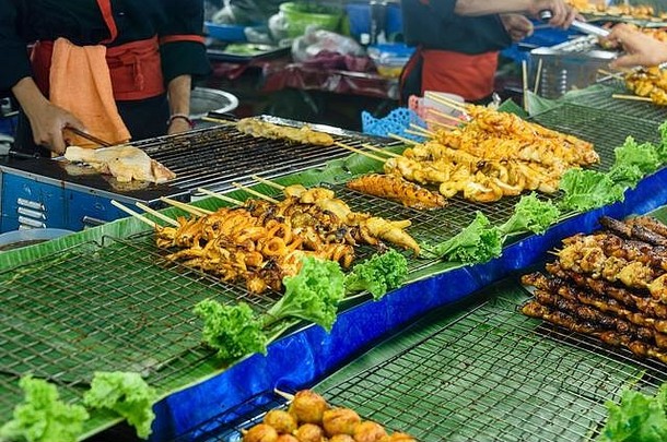泰国曼谷街头小吃摊上出售的波尔图和鸡肉串