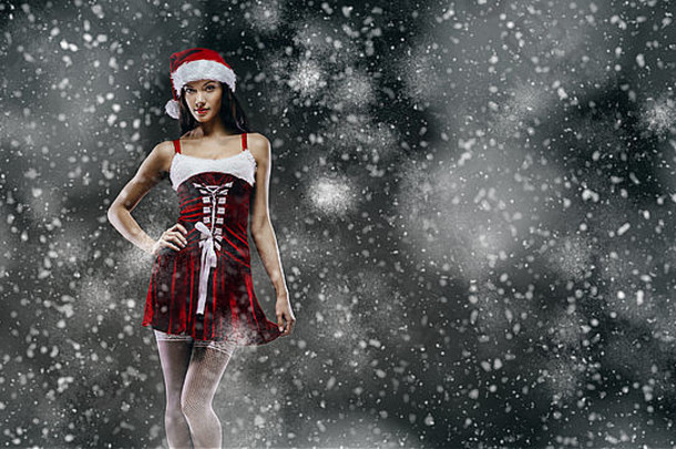 艺术肖像年轻的华丽的浅黑肤色的女人圣诞老人老人服装很多下降雪
