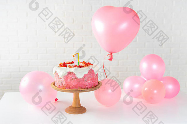 草莓蛋糕数字粉红色的气球白色背景