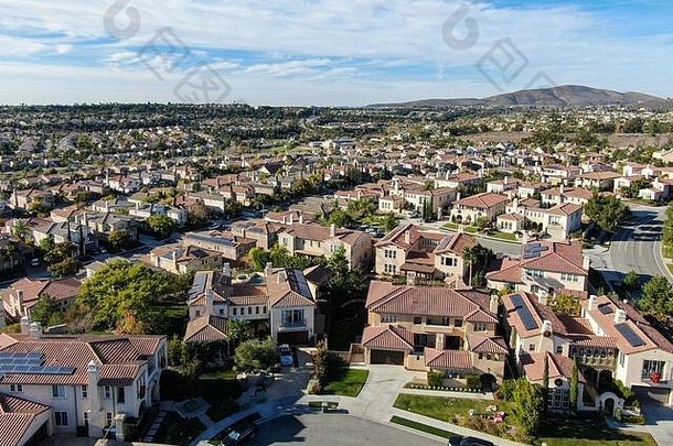 空中视图上中间类社区相同的住宅细分房子阳光明媚的一天丘拉考虑到加州美国