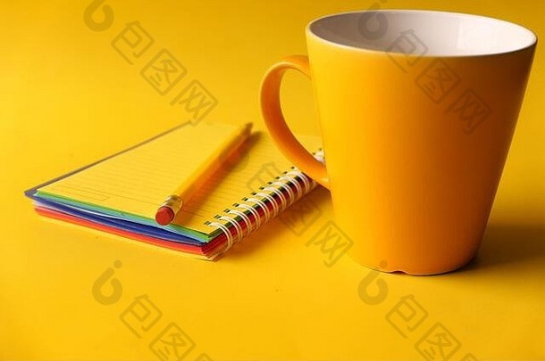 黄色记事本，黄色背景上有铅笔和咖啡杯