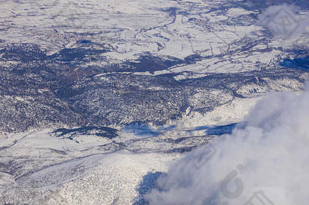 雪山背景白色云空中照片飞机的窗口