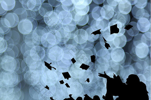 轮廓研究生学生扔一张张阴沉大学毕业成功仪式祝贺教育成功毕业仪式