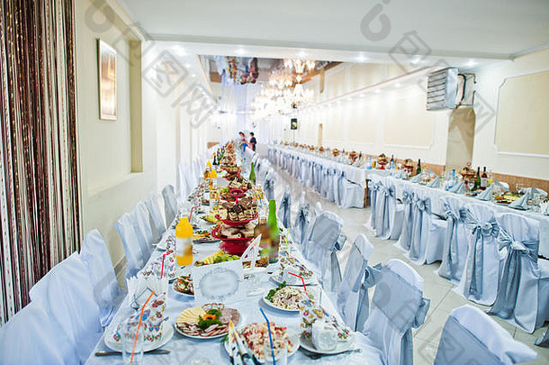 为婚礼庆典大厅装饰。蓝色和白色的椅子和桌子。