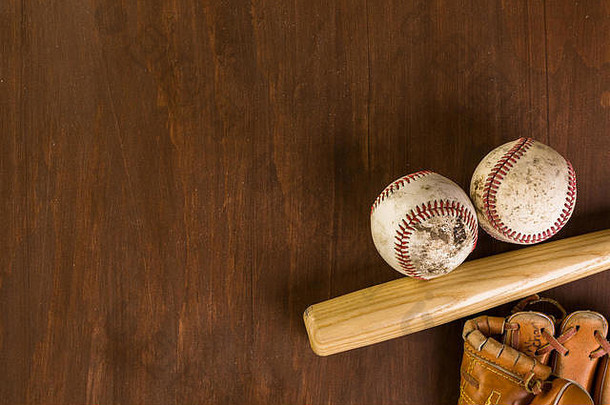 木制背景上旧棒球器材的特写镜头。