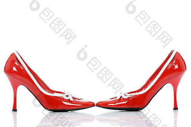 红色的闪亮的鞋子孤立的白色背景