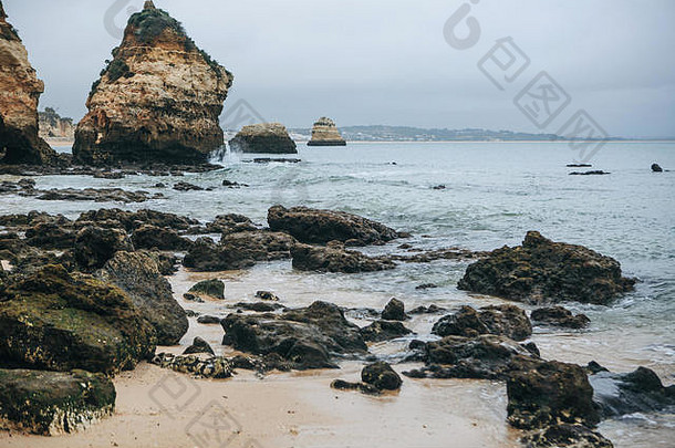 美丽的大西洋景色和葡萄牙海岸的岩石，紧邻拉各斯市。令人惊叹的自然景观。