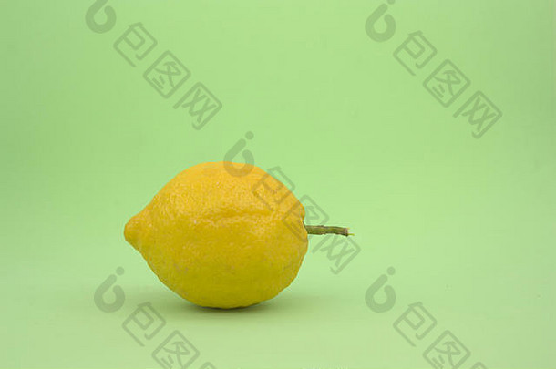 浅绿色背景上的黄色柠檬色，用于添加文本或设计，空间
