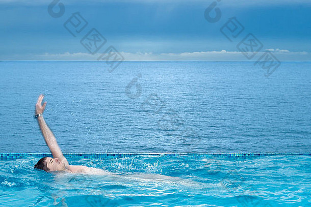 男人在海边美丽的游泳池里游泳