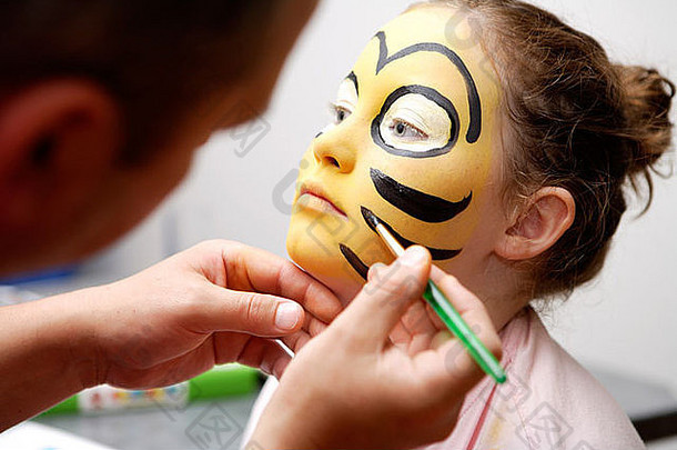 脸上画着大黄蜂图案的女孩