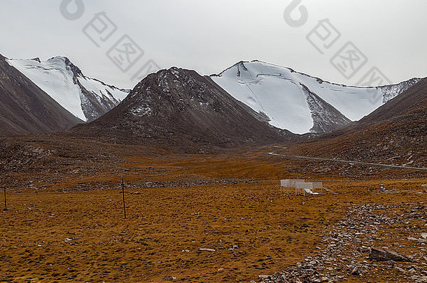 中国新疆秋色的天山山脉。
